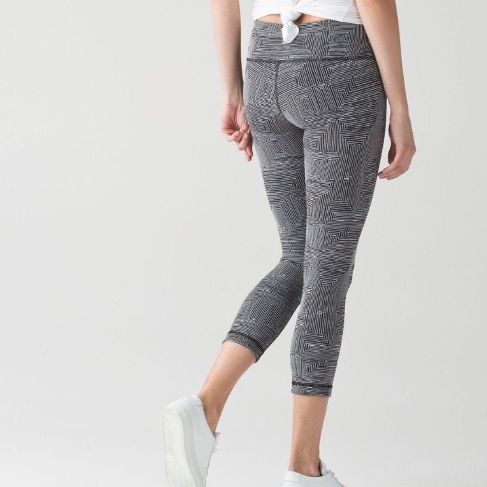 Lululemon Wunder Under Crop III Maze Jacquard White Black size 6